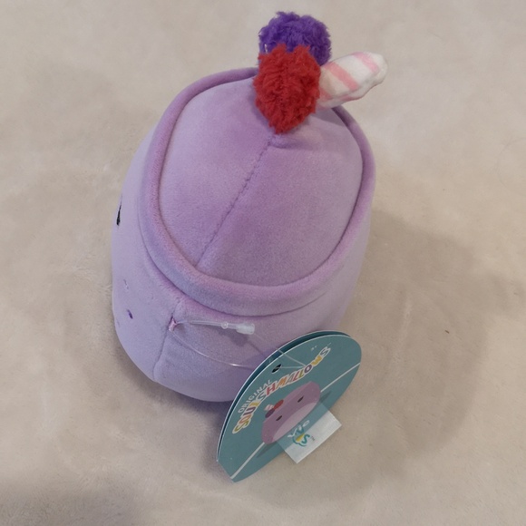Squishmallow 5 inches Vie, purple berry smoothie cup - Picture 5 of 6